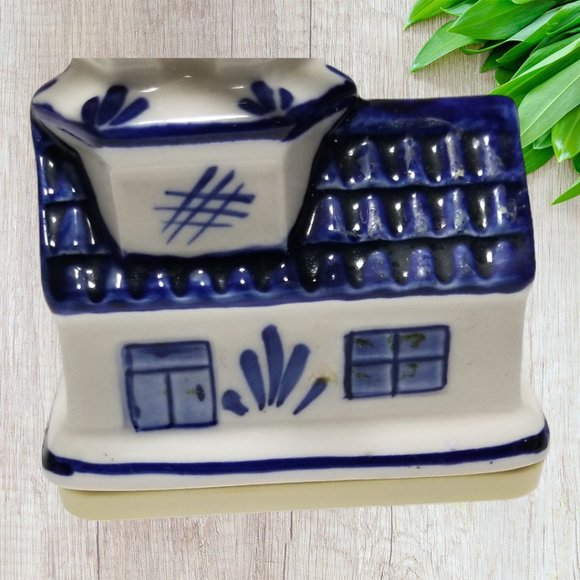 Delft Blue and White Ceramic Windmill Music Box with Revolving Metal Blades. - Picture 6 of 7